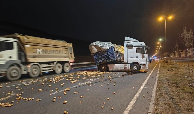 Rampa aşağı inen tır makasladı, onlarca kilo patates yola saçıldı
