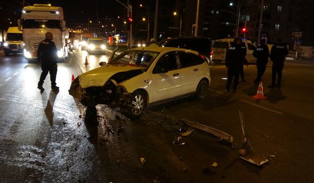 Malatya'da iki aracın çarpıştığı kazada ortalık savaş alanına döndü: 3 yaralı