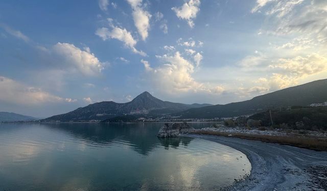 Suları çekilen Eğirdir Gölü'nde açığa çıkan kayalıkların arasından alevler yükseldi