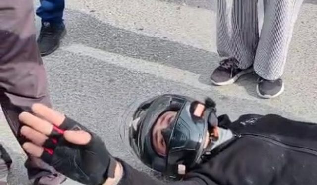 Motosiklet sürücüsü acısını bırakıp kendine çarpan araçtaki, çocuğu sakinleştirmeye çalıştı