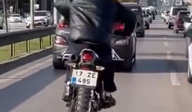 Motosikleti at sürer gibi sürdü
