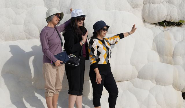 Beyaz cennet Pamukkale, Asya ülkelerinden gelen turistlerin yoğun ilgisini çekiyor