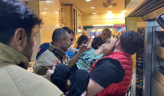 Hamur karıştırma makinesine elini sıkıştıran çocuğu itfaiye kurtardı