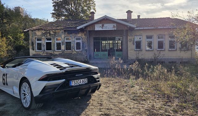 Trabzon'a Lamborghini ile geldi, köy yollarında ilgi odağı oldu