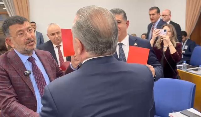 Bütçe Komisyonu'nda CHP'li vekillerden kırmızı kartlı protesto