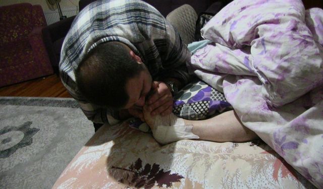 Felç kalan annesine ömrünü adadı