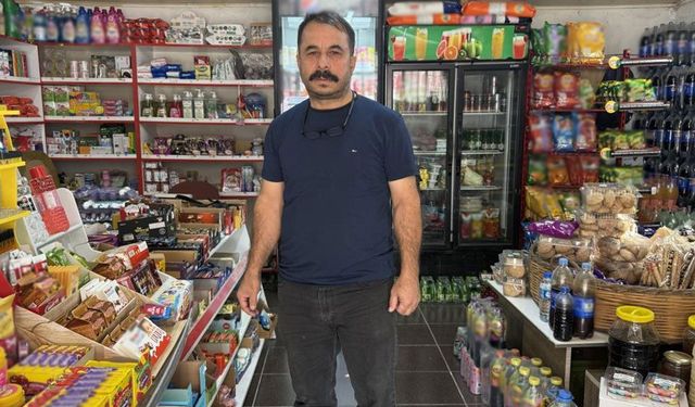 Bakkalın veresiye defterini satın alan gizemli hayırsever, borçları ödeyip defteri yaktı