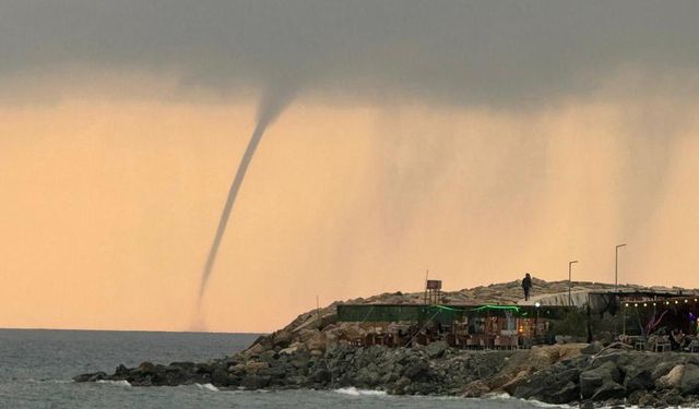 Hatay'da denizde hortum oluştu