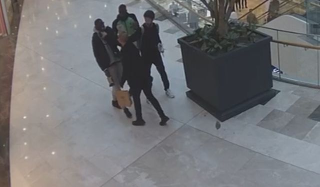 Senegalli milli futbolcu Papy Djilobodji’ye silah çekip şemsiye fırlattı