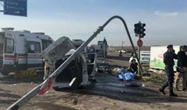 Diyarbakır'da 3 aracın karıştığı kaza kamerada; 4 ölü, 1 yaralı