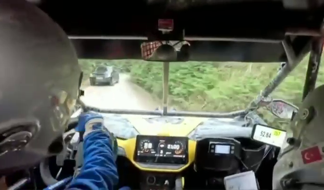 Ralli aracı, yarış alanına giren sivil kamyonetle çarpıştı!