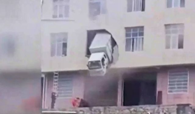 Çin’de binaya çarpan kamyon ikinci katta asılı kaldı