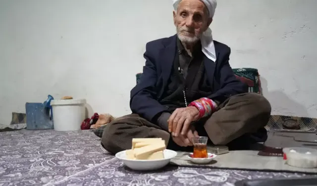 Muş’ta 86 yaşındaki Rüstem dede 50 yıldır sadece çay ve gofretle yaşamını sürdürüyor