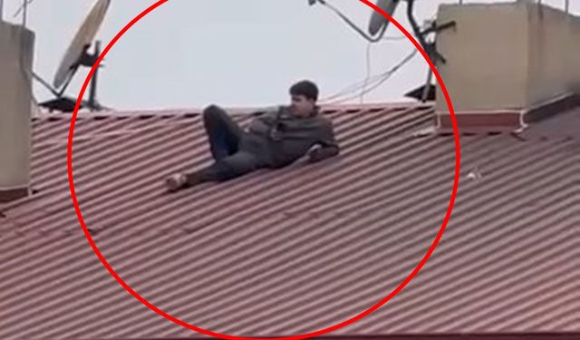 Amatör Lig maçını çatıda uzanarak izledi