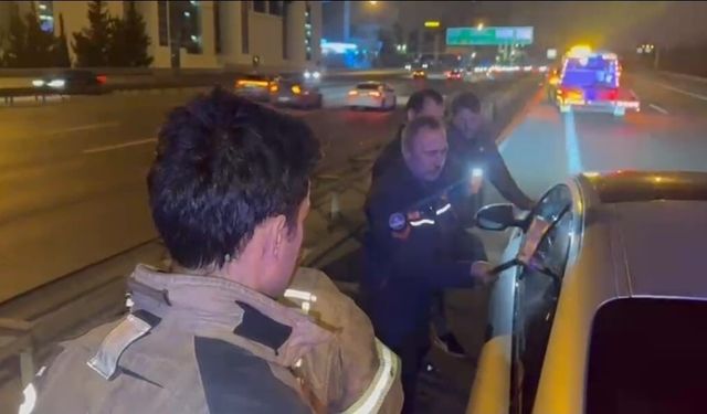 Otoyolda aracının içinde uyuyan adamı itfaiye camı kırarak uyandırdı