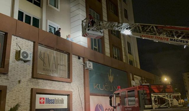 Üçüncü kattan çarşafla inmeye çalışıp  mahsur kaldılar!
