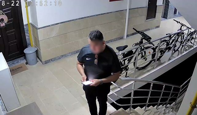 Eşinin evini baltayla açamayınca bina görevlisinin eşini b-çaklayarak öld-rmüş