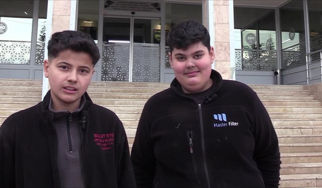 Öğrenciler aldıkları suyu kameraya gösterip parasını bıraktılar