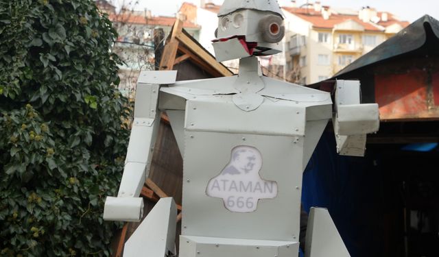 Hurda malzemelerden robot yaptı: Gören telefonuna sarılıyor