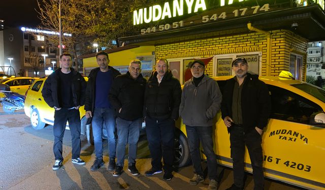 Taksicilerden vefa...Ölen muhabbet kuşları için mini mezar yaptılar