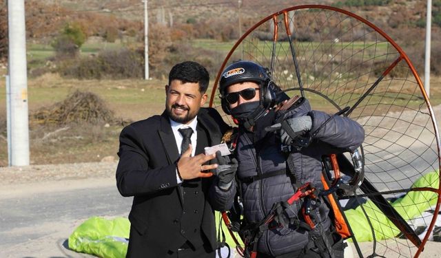Paramotorla inip gelin arabasının önünü kestiler