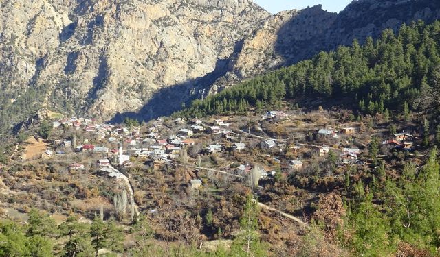 Bu köyde güneş ancak saat 12.30'da görülebiliyor