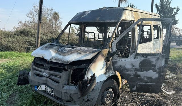 Tarsus'ta yol kenarında yakılmış minibüs bulundu