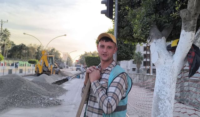 Isınmak için kürekle halay çeken işçiler ilgi odağı oldu