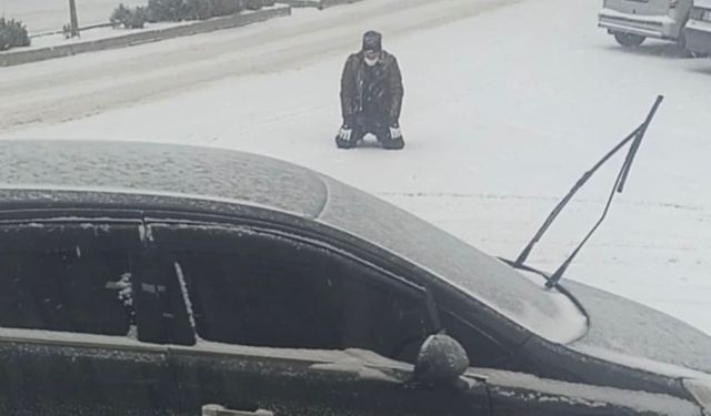 Kar yağışını görünce cadde ortasında secde etti