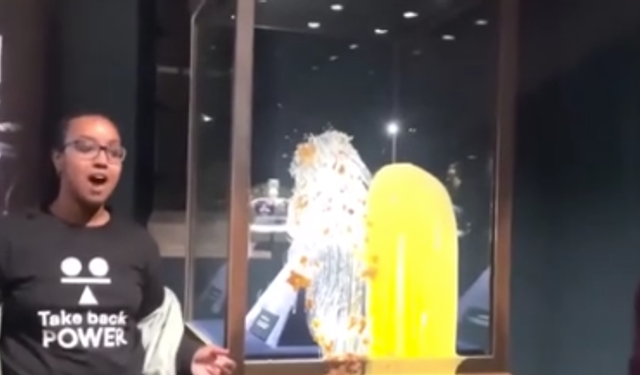 Londra’da Kraliyet Mücevherlerine muhallebili protesto