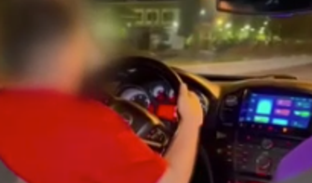 Esenyurt'ta anne babasının yanında otomobil ile trafiğe çıkan küçük çocuk kamerada