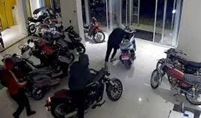Adana'da 4 çocuk, beğendiği 4 motosikleti galeriden çaldı