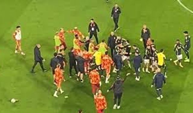 Galatasaray-Fenerbahçe derbisinde ısınmada gerginlik