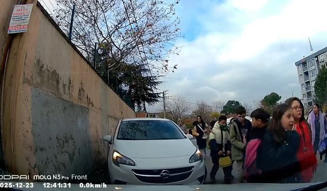 Okuldan çıkan öğrencilerin üzerine otomobilini sürdü