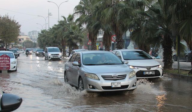 Adana'da patlayan içme suyu borusu sokakları göle çevirdi