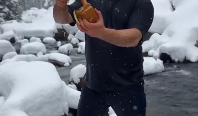 Kar ve soğuğa aldırmadı, ürününü tanıtmak için dereye girdi