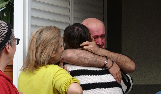 Evleri yanan genç kızı anne ve babası sarılarak teselli etti