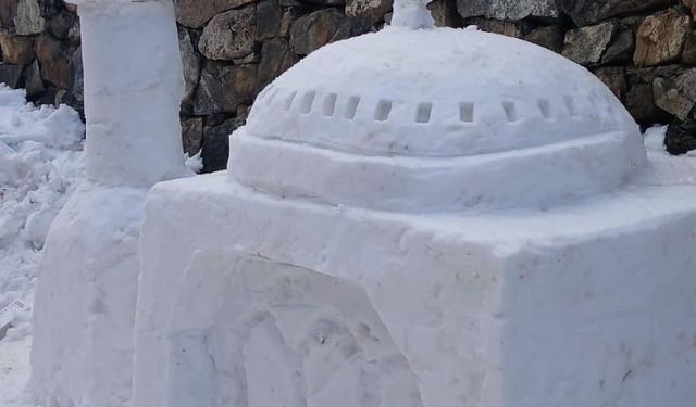 Köyüne kardan cami yaptı