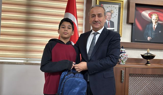 Kar altında İstiklal Marşı'na eşlik eden Türkmen öğrenci ödüllendirildi