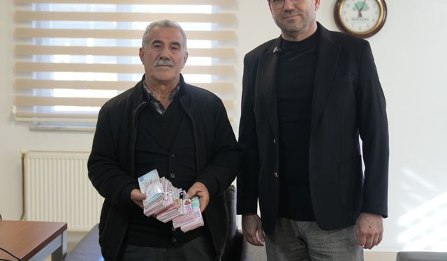 Para poşetini çöpe attı, çöp poşetiyle bankaya gitti