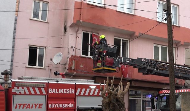İtfaiye erleri yangında Türk Bayraklarını zarar görmemesi için topladı