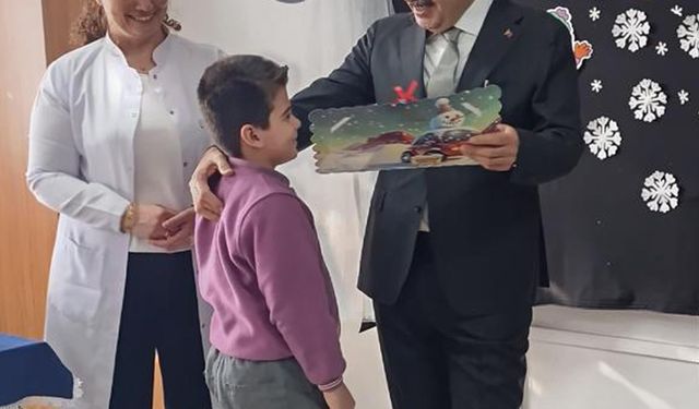 Bakan Tekin öğrencilere karne dağıttı