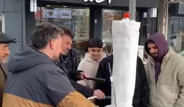Bursa'da döner ustasından 'kardan döner' ikramı