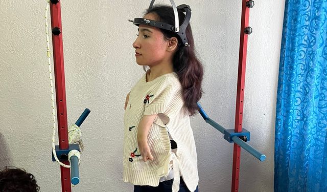 Doğuştan elleri gelişmeyen Kader, hayata ayakları ile tutunuyor