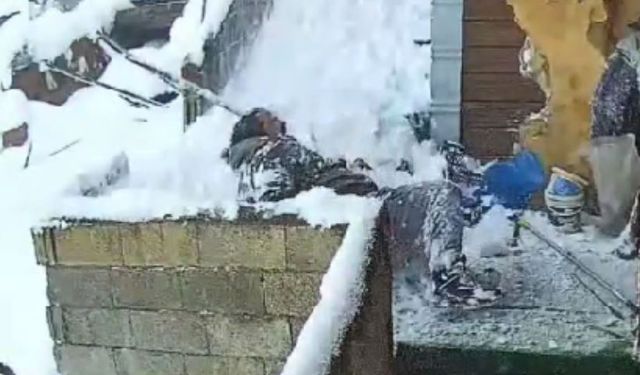 Evinin çatısındaki karları temizlerken düşüp yaralandı