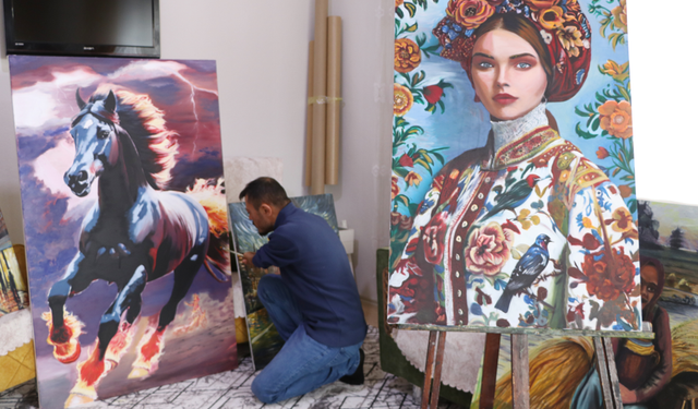 Dirsekleriyle çizdiği resimlerle hayata tutundu, siparişlere yetişemiyor