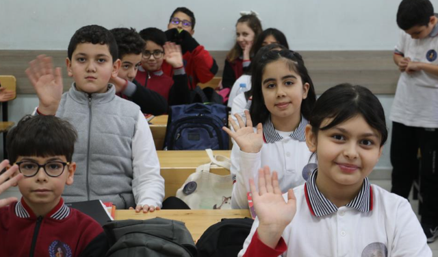 Yaklaşık 18 milyon öğrenci karnelerini alarak yarıyıl tatiline girdi