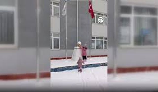 Sakarya'da 2 çocuk, üzeri karla kapanan Atatürk büstünü temizledi