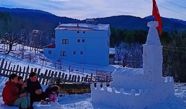 Kardan Kız Kulesi önünde çay keyfi