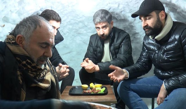 Muş'ta kardan iglo yaptı: çay ve çiğ köfte ikramı